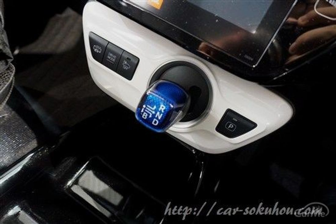 トヨタ プリウス PHV 2017