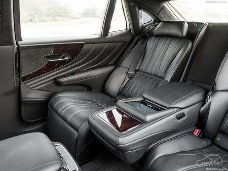 レクサス 5代目lsのリアシートはもはや移動するリビング 贅を尽くした快適装備とオプションをご紹介 車ニュース 中古車情報 中古車検索なら 車選びドットコム 車選び Com