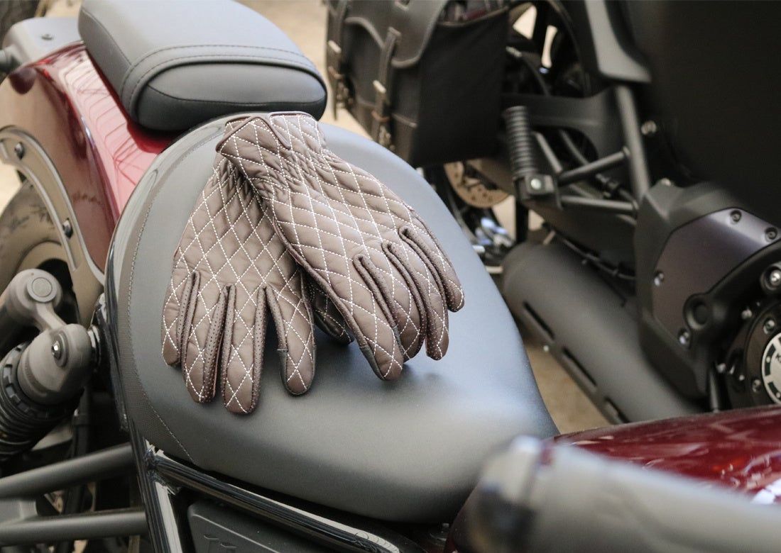 女性向けバイク用品を扱う通販サイト「レディースバイク用品店Baico」初のプライベートブランド“MOTOVENUS(モトヴィーナス)”を発表。第1弾はステッチが映える「レディースレザーグローブ」