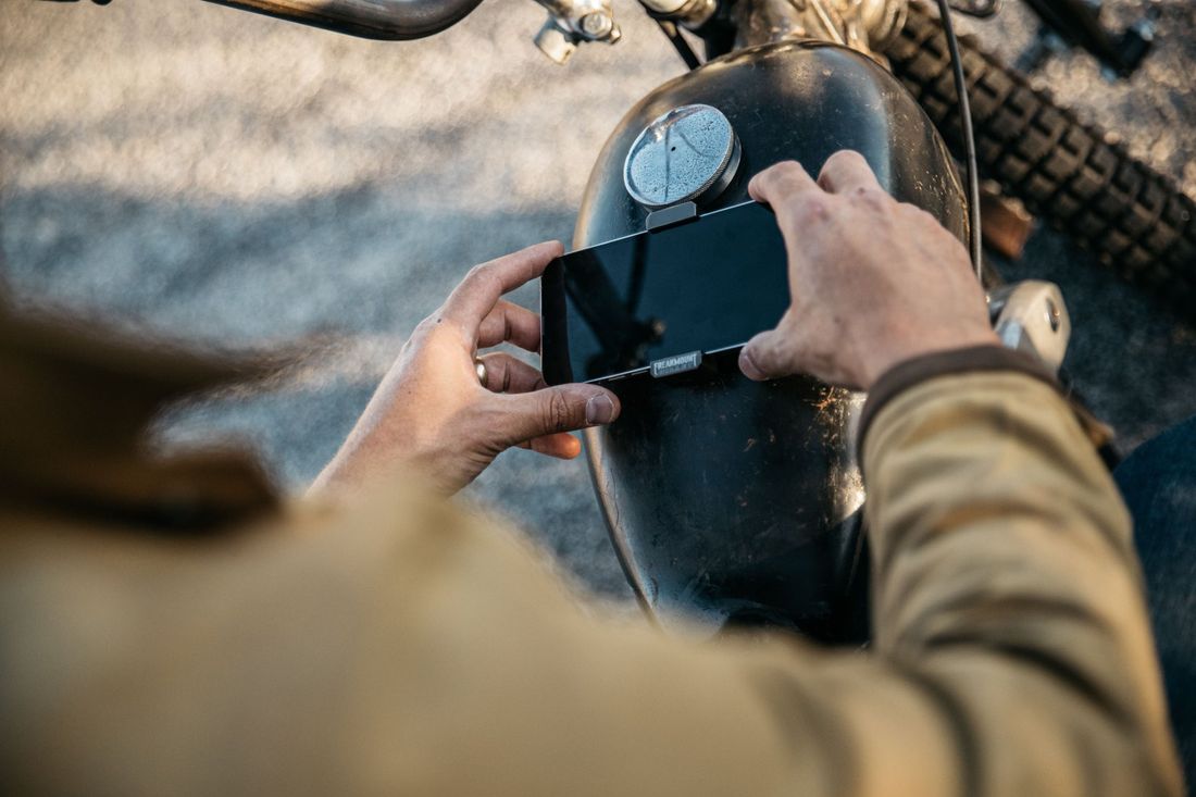 大人気バイク用スマホホルダー『FREAKMOUNT』新色発売！