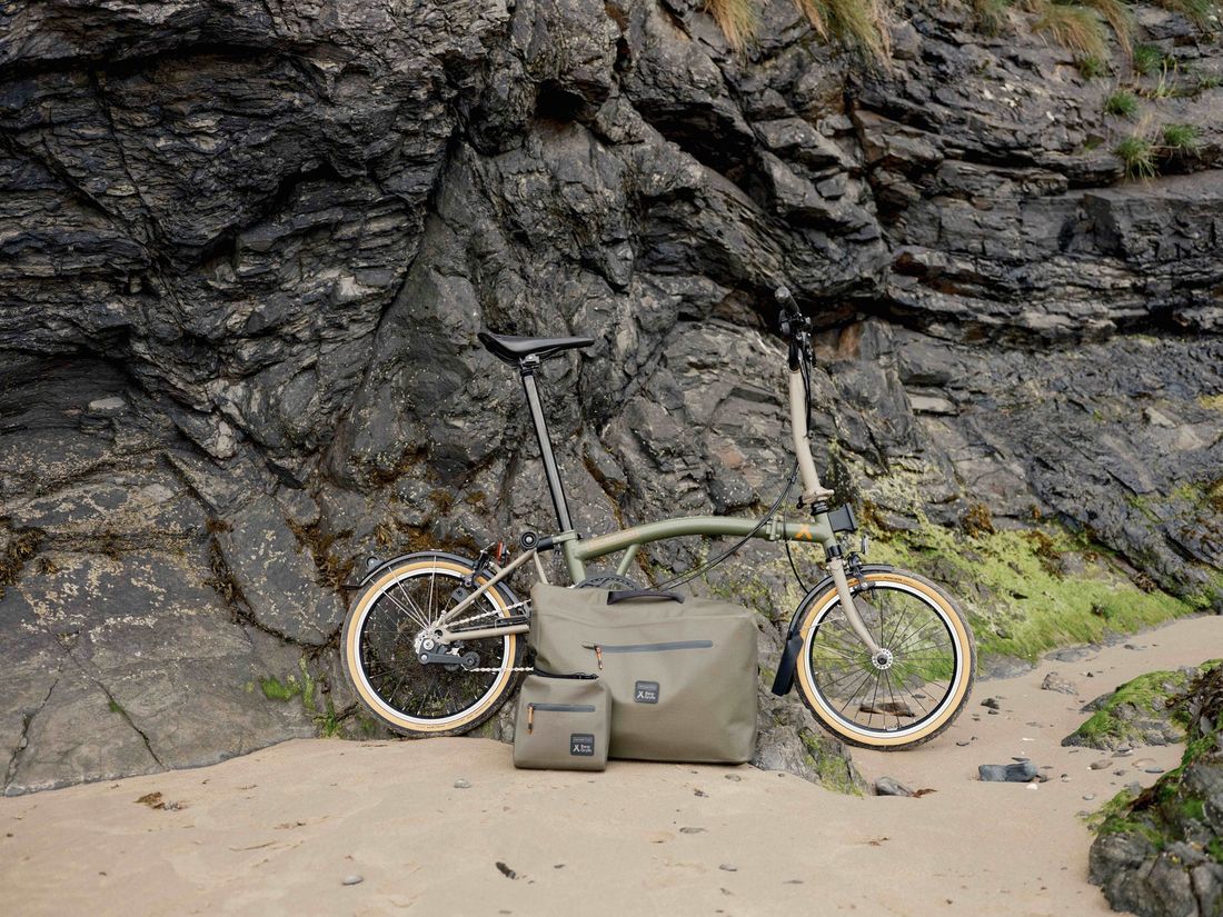 英折りたたみ自転車ブロンプトンが、イギリスの冒険家ベア・グリルスとのコラボレーションモデルを発表