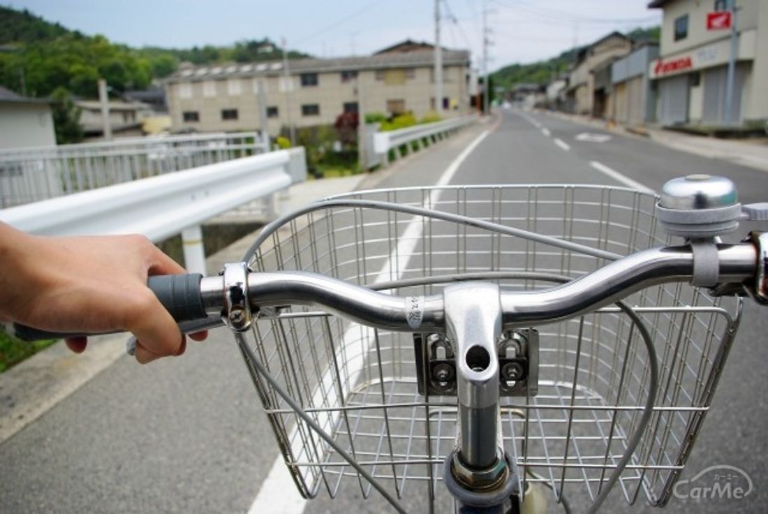 スマホの ながら運転 は5万円以下の罰金 自転車で違反するとどんな罰則があるの