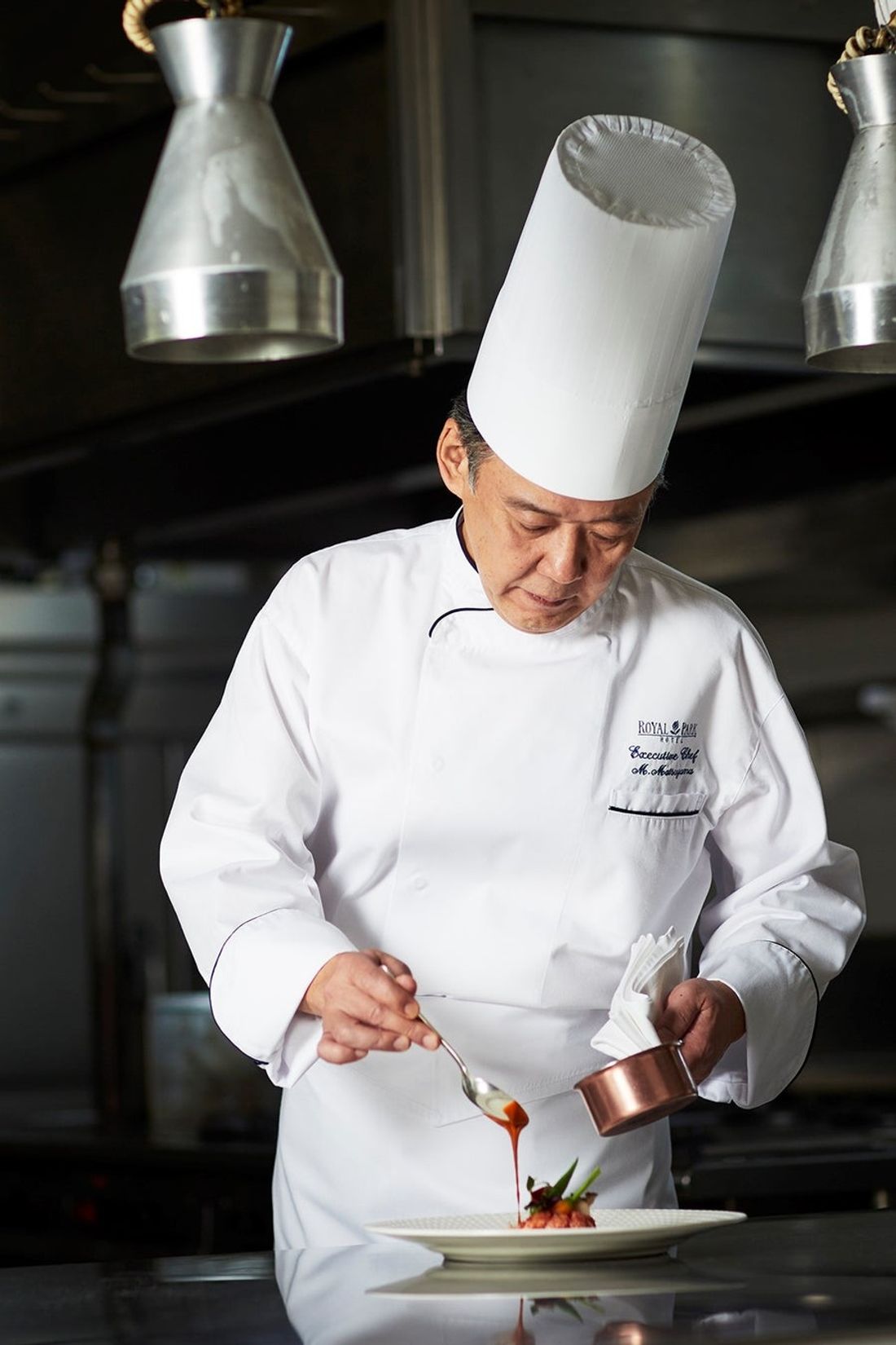 【ロイヤルパークホテル】松山総料理長「フランス農事功労章 シュヴァリエ」を受章。受章記念ディナーを3日間限定で開催。