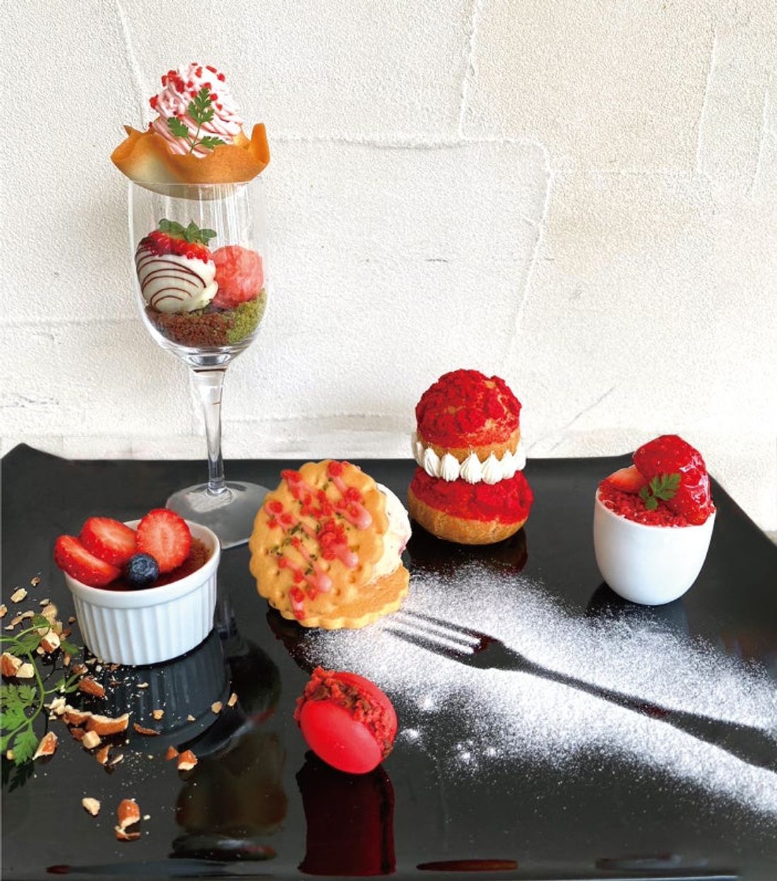 【ホテルグランヴィア和歌山】STRAWBERRY SWEETS 苺のデクリネゾン~まっ赤な幸せ~赤いスイーツが一皿に。…