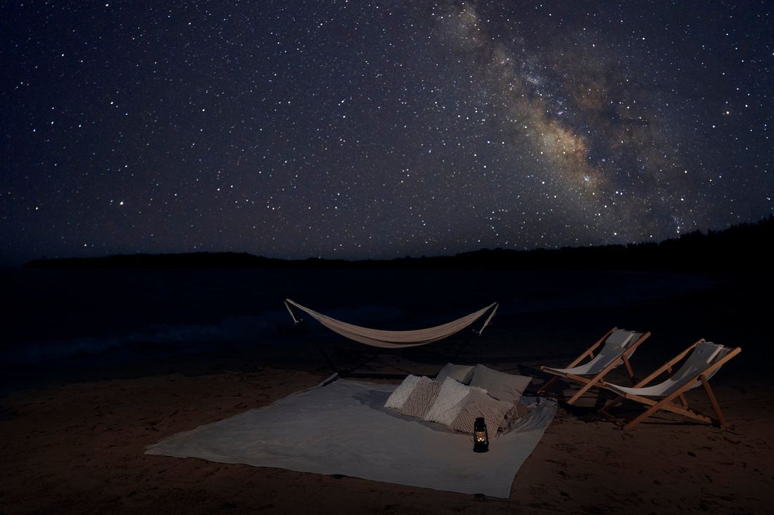 【星野リゾート 西表島ホテル】ホテル目の前のビーチ「月ヶ浜」で満天の星を楽しむ「Iriomote Starry Nig…