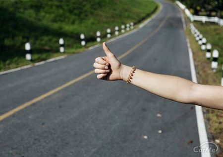ヒッチハイク サムズアップ 道路