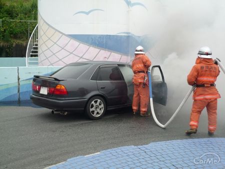 車両火災 炎上 消防