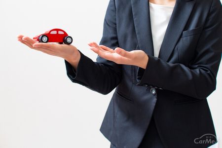 手のひらに車