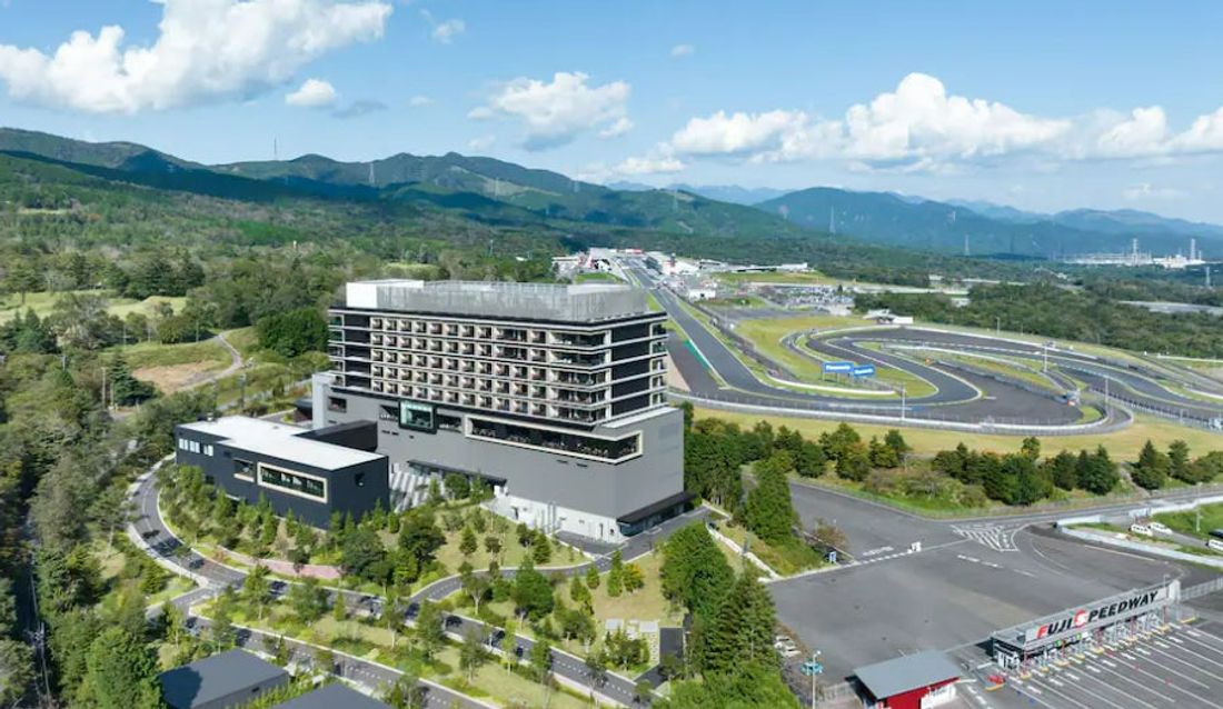 1.5km日本最大級のワイド感!空いっぱい広がる花火に包まれるような体験を 「富士山花火 vs スピードウェイ 202…