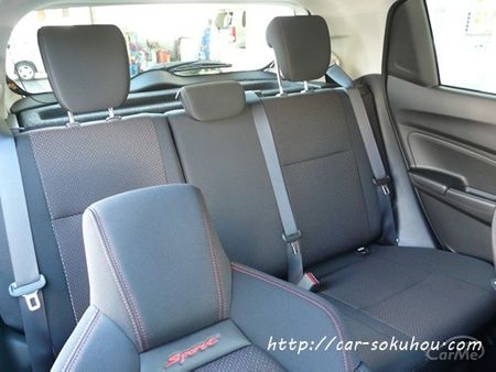 新型スイフトスポーツ後部座席レビュー 4人で乗ったときの広さはどう 車ニュース 中古車情報 中古車検索なら 車選びドットコム 車選び Com