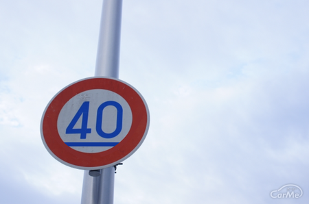 道路に描かれたひし形マークなど 忘れがちな標識 標示5選 車ニュース 中古車情報 中古車検索なら 車選びドットコム 車選び Com