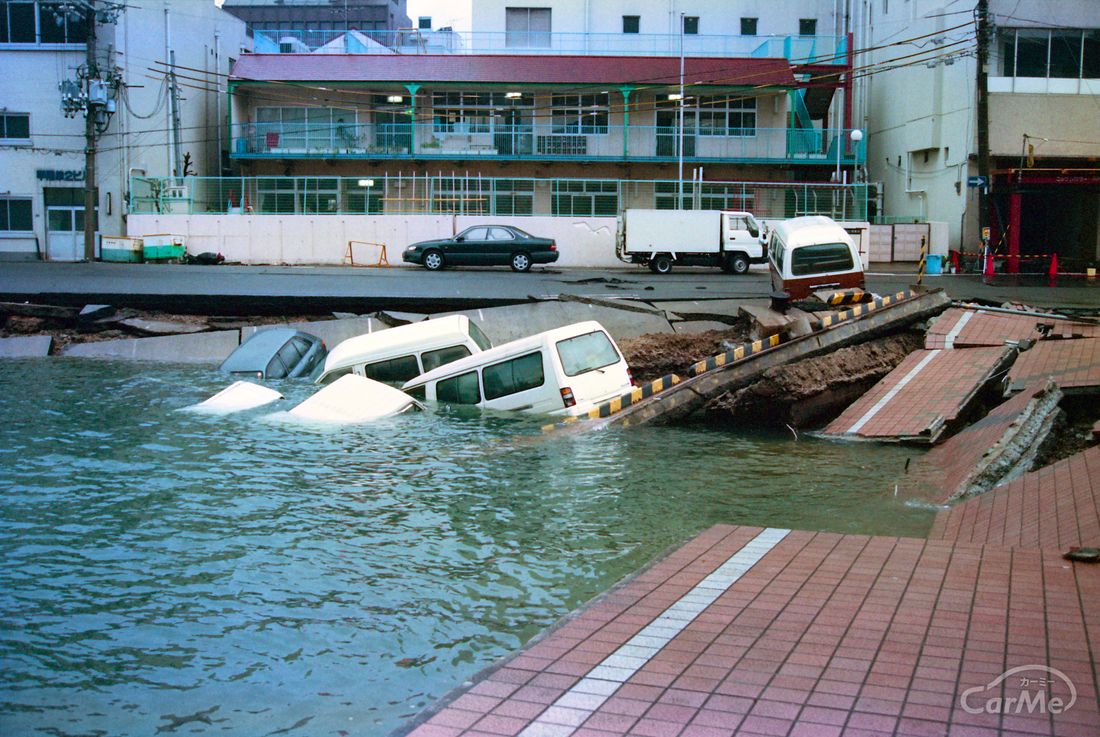 スマホ ビニール傘 車のキーなど 車が水没した時 なにを使えば窓ガラスが割れる の写真 1枚目