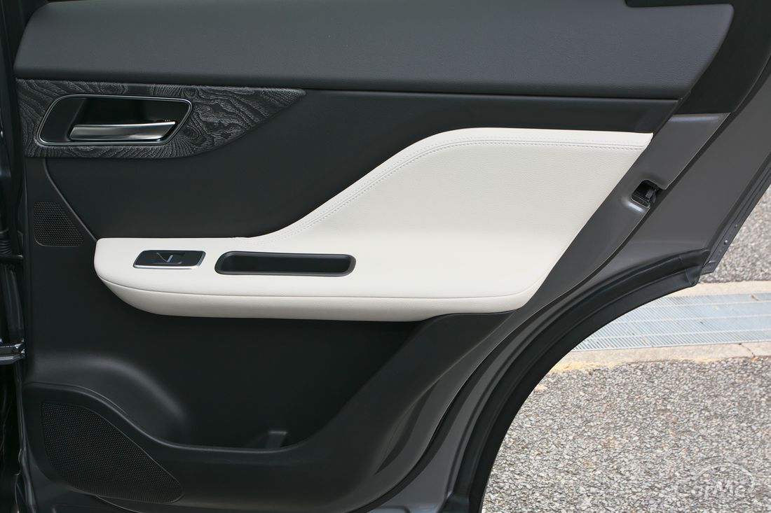 ジャガー F-PACE R-SPORT 2.0L D180 Eiger Grey 萩原文博