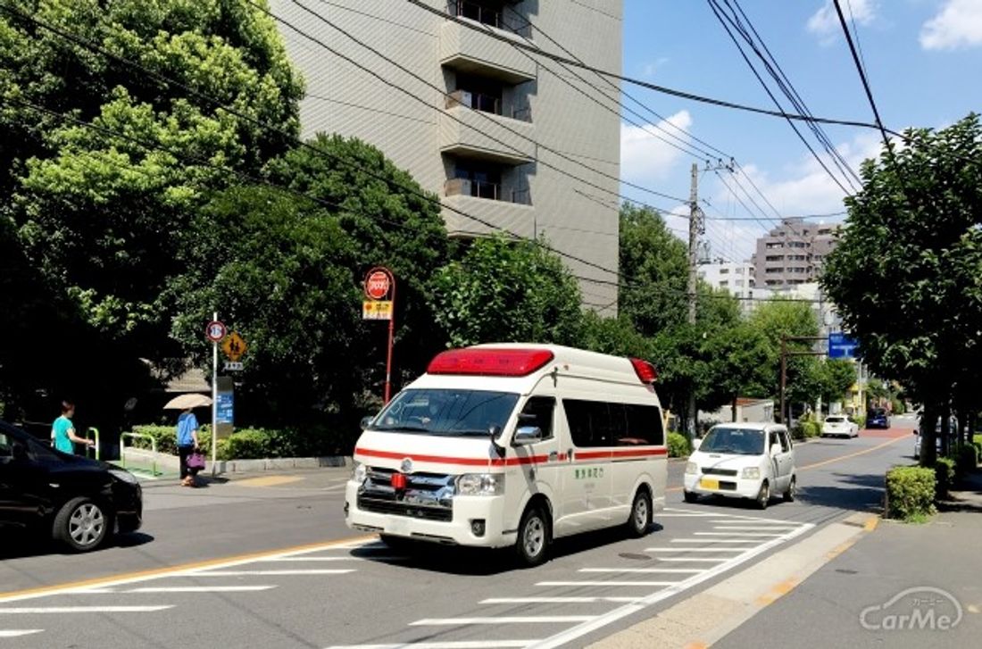 救急車 消防車などの緊急車両に 道を譲らないと違反になるの