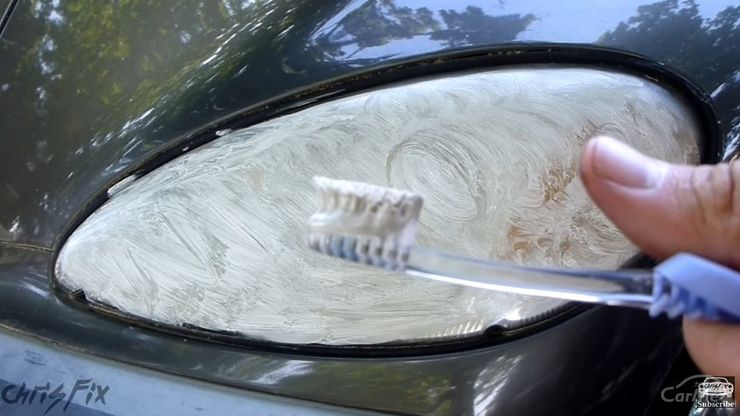 歯磨き粉とヘッドライト