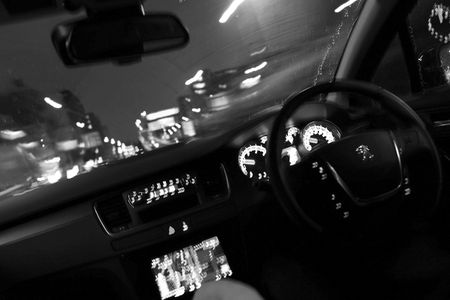 アヘッド 運転席 モノクロ