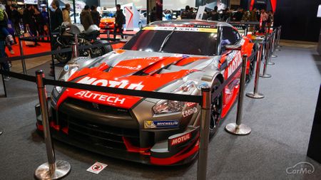 【東京オートサロン2018】フランス発世界的オイルメーカーの派手な赤一色のブース「MOTUL」