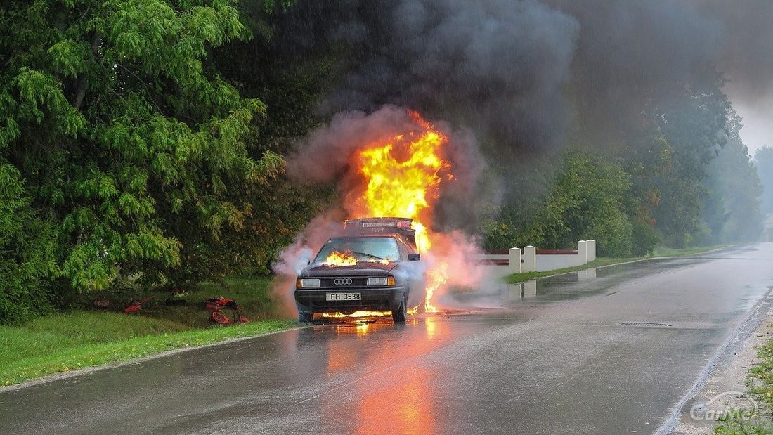 映画やドラマでよく見るシーン 車はそんなに簡単に爆発するの