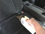 掃除機でホコリやゴミを吸い取る
