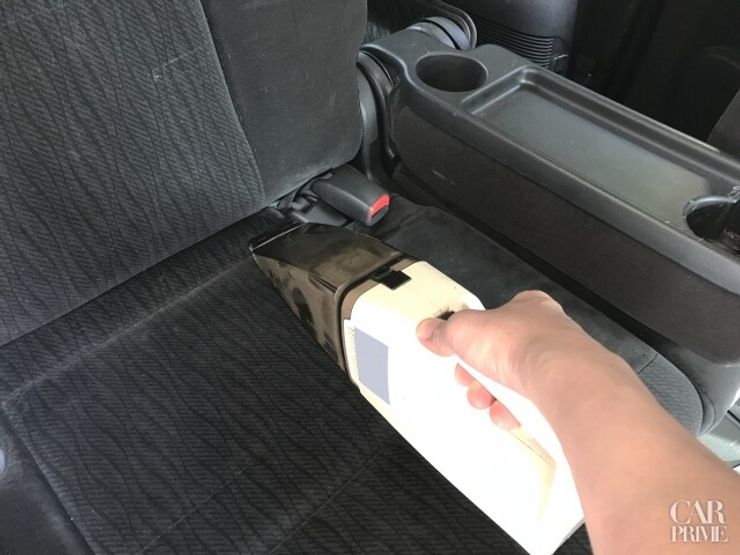 掃除機でホコリやゴミを吸い取る