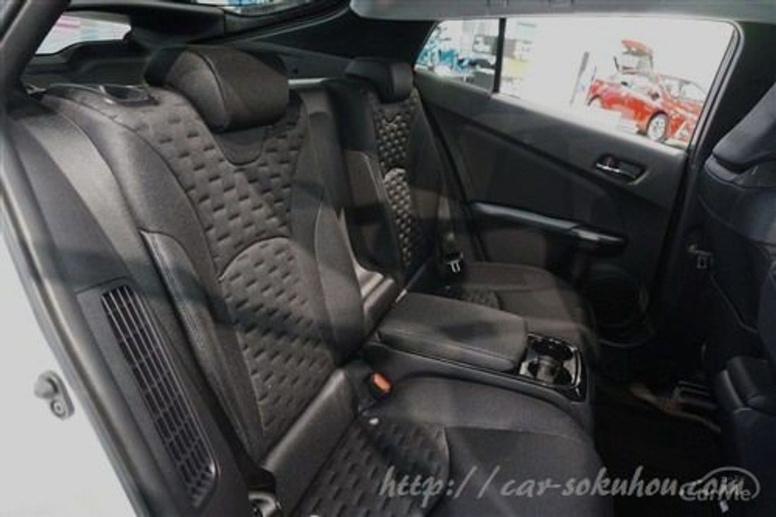 トヨタ プリウスPHV 2017
