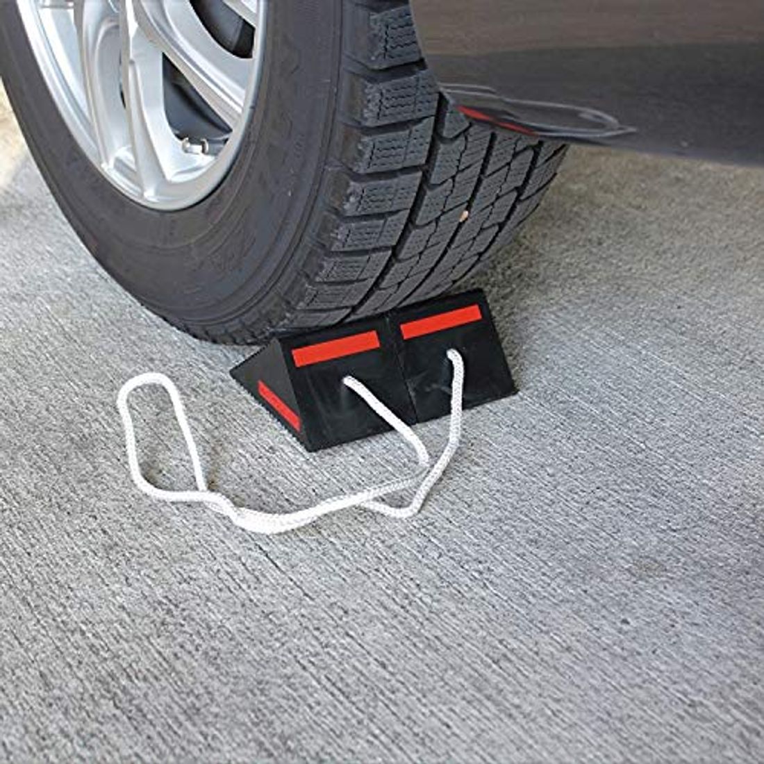 おすすめのタイヤ止め18選 タイヤ止めの種類と選ぶ際のポイント