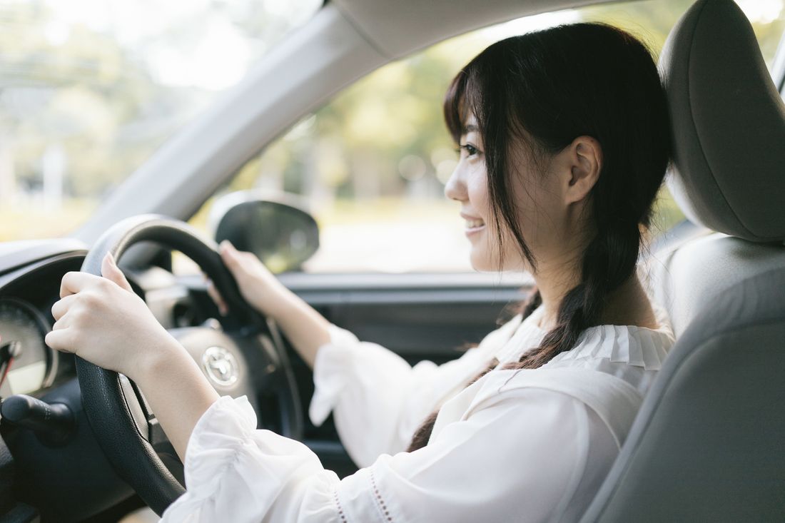 運転する女性