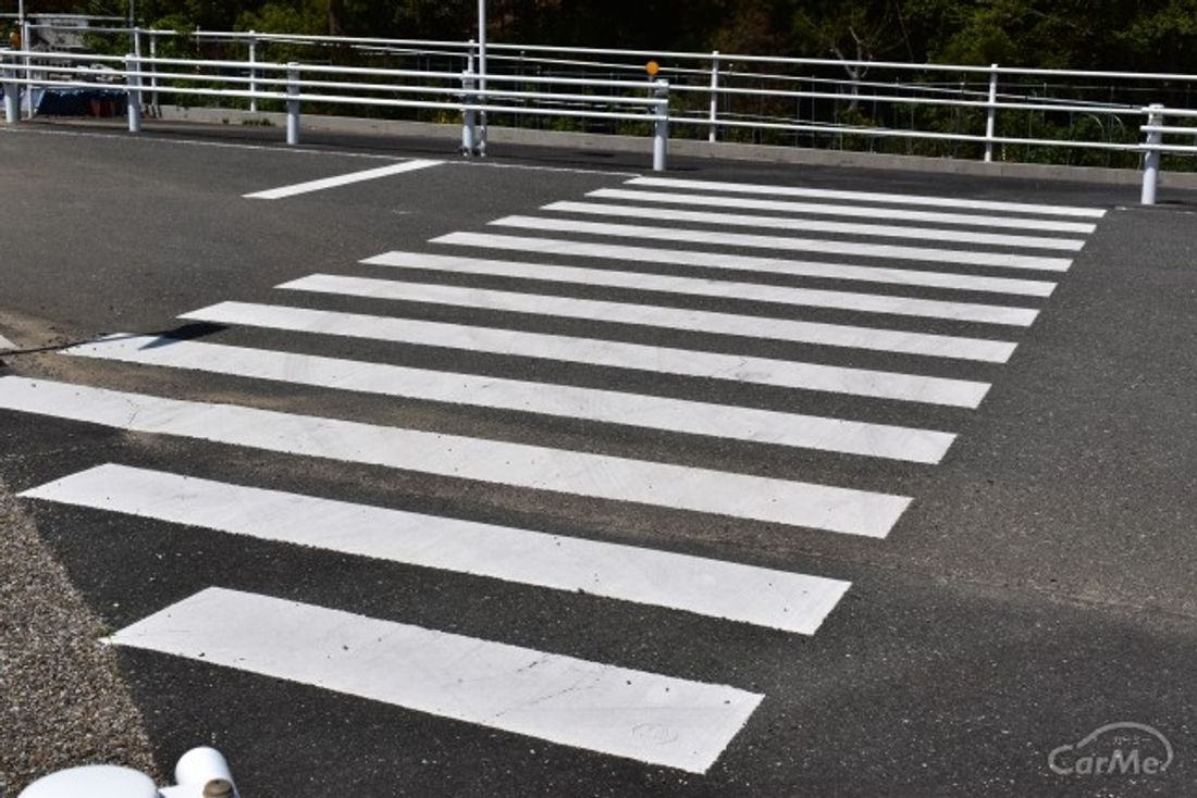 信号のない横断歩道 歩行者がいても一時停止しない車が7割 停まらないと違反 By 車選びドットコム