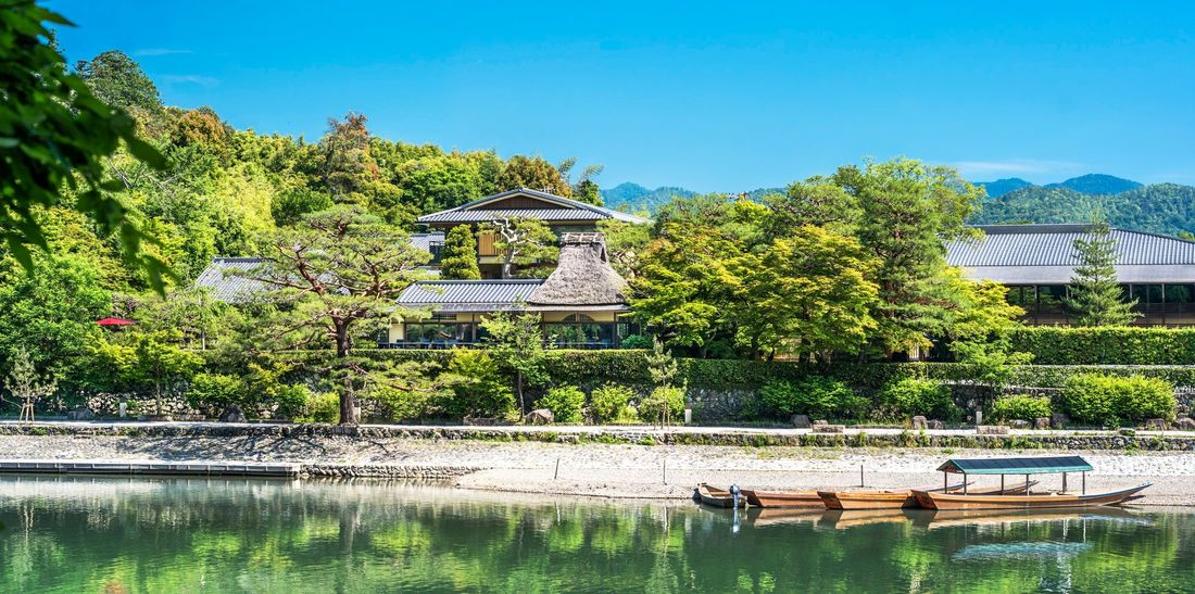 【翠嵐 ラグジュアリーコレクションホテル 京都】雅な伝統が紡ぐ、嵐山の夏の風物詩「嵐山鵜飼」鑑賞船付プランを販売