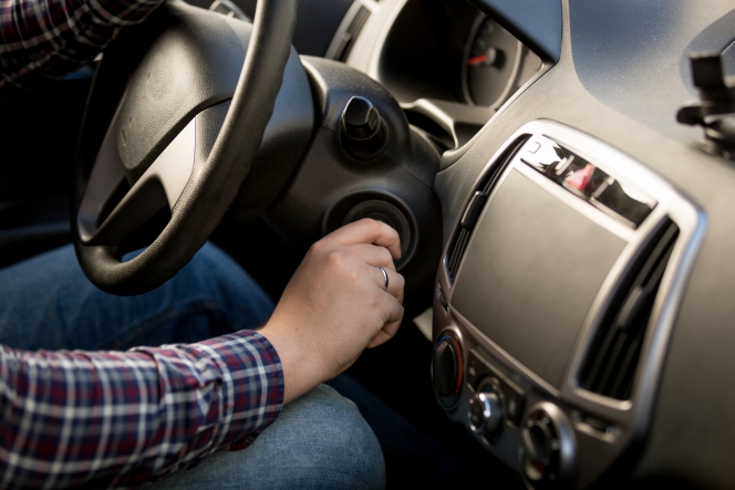 なぜAT車には「シフトロック解除」ボタンができたのか?どんな時に使う?【自動車Webマガジン】 | 中古車情報・中古 ... なぜAT車には「シフトロック解除」ボタンができたのか?どんな時に使う?【自動車Webマガジン】 | 中古車情報・中古 ...