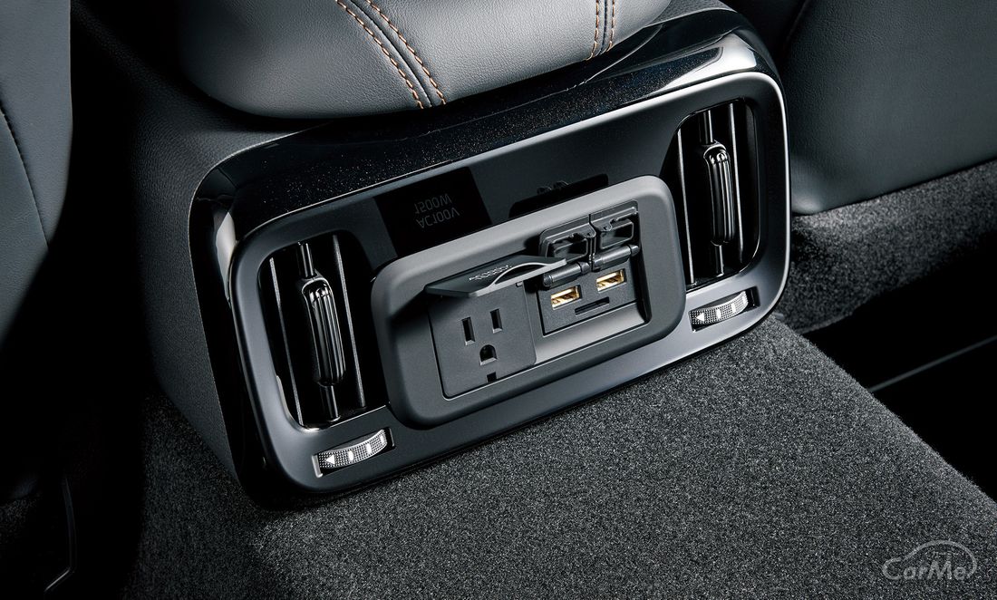 トヨタ 新型車MIRAIの後部座席の使い勝手はいかに!?