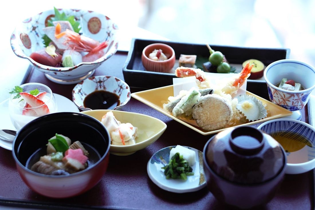 【ホテル金沢】期間限定!香箱蟹×金沢の郷土料理を味わい尽くす豪華「香箱蟹御膳」が付いたプレミアム宿泊プランの予約受付を…