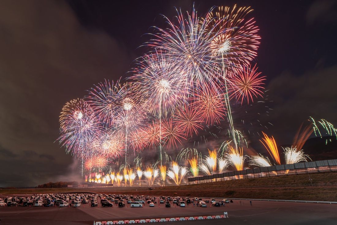 1.5km日本最大級のワイド感!空いっぱい広がる花火に包まれるような体験を 「富士山花火 vs スピードウェイ 202…