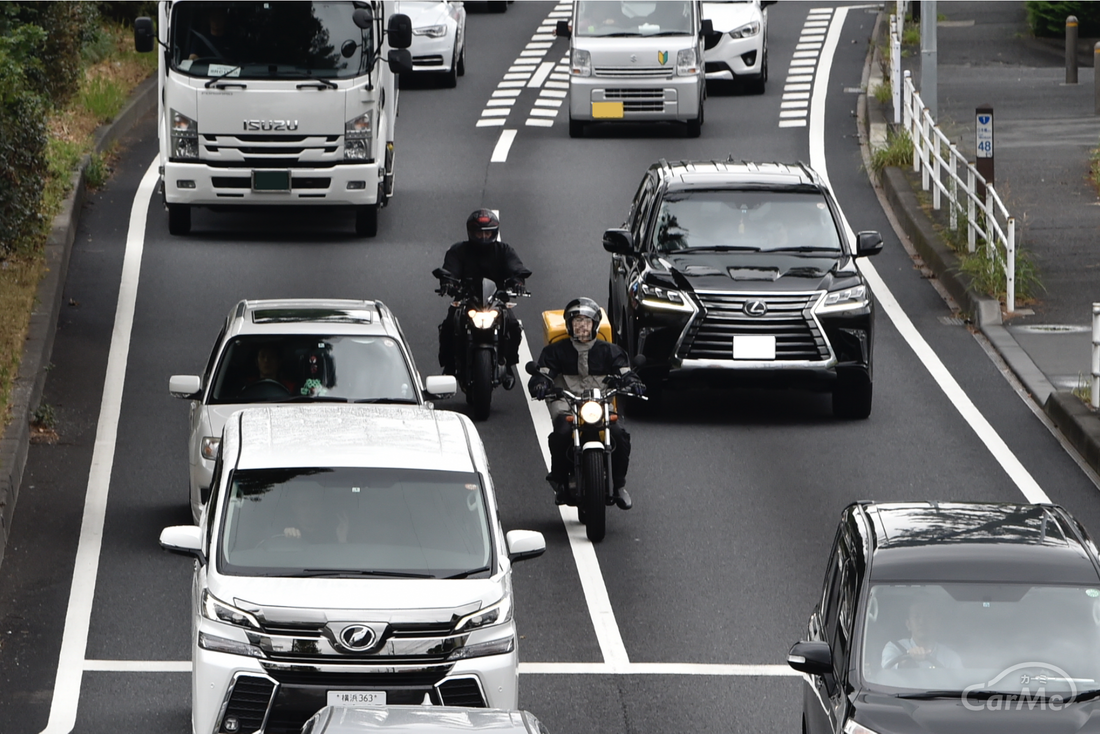 バイクのすり抜けによる接触事故 逃げられた際の対処法は By 車選びドットコム