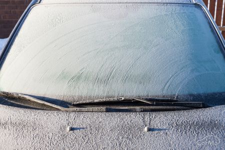 フロントガラスの霜取り なぜ熱湯はダメなの 車ニュース 中古車情報 中古車検索なら 車選びドットコム