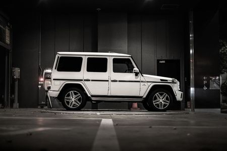 モノクロの車