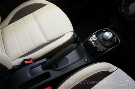 日産ノートe Powerの収納スペース 運転席回りの小物入れは多い 車ニュース 中古車情報 中古車検索なら 車選びドットコム 車選び Com