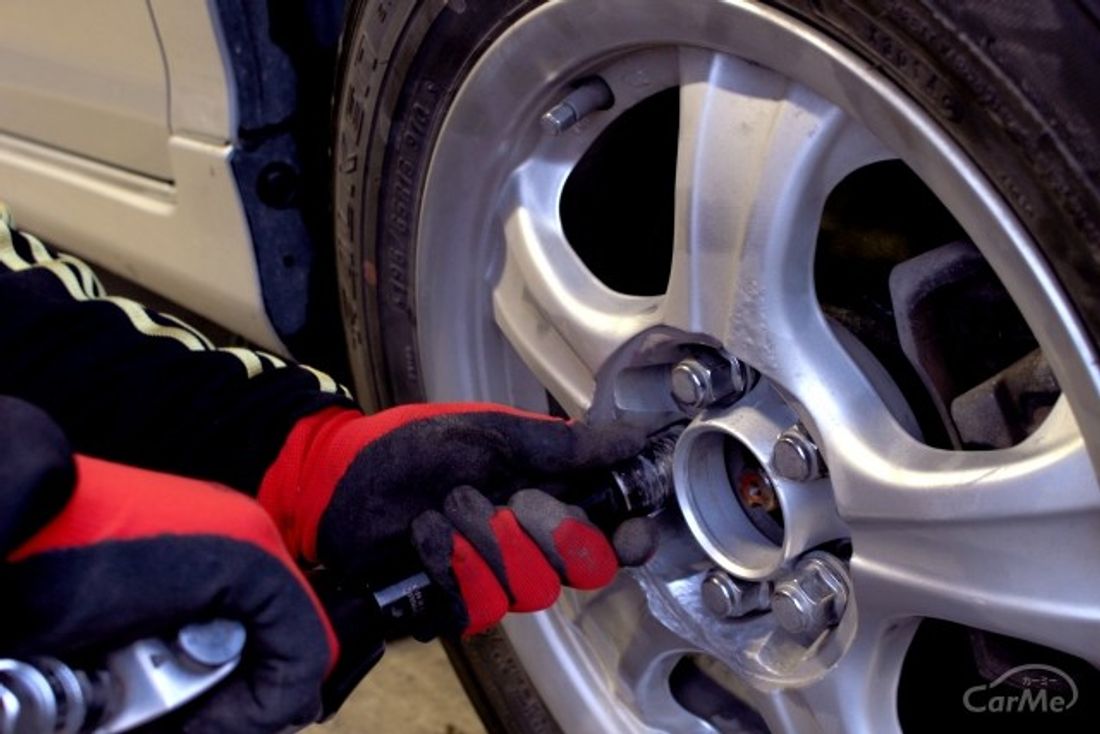 愛車のタイヤに釘が刺さっていたら 抜いたほうがいいの