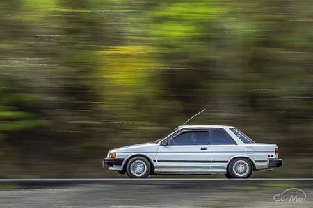 スピードを出すクルマの写真