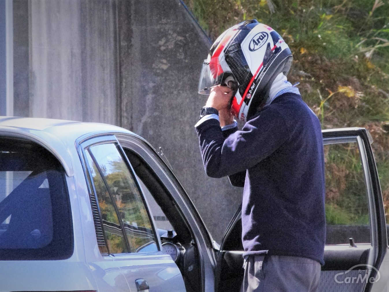 気分はレーサー 一般道でヘルメットを着用して車を運転してもいい By 車選びドットコム