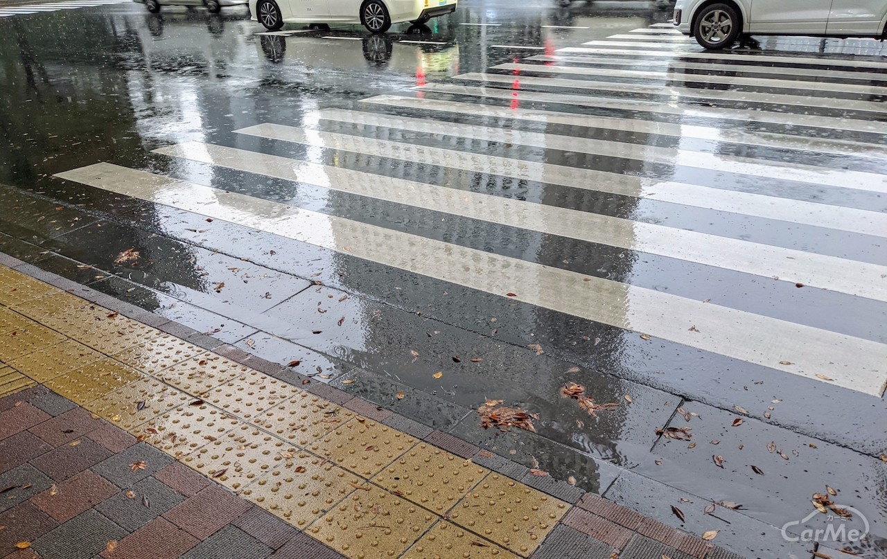 雨の日に注意 横断歩道の白い部分は滑りやすい By 車選びドットコム