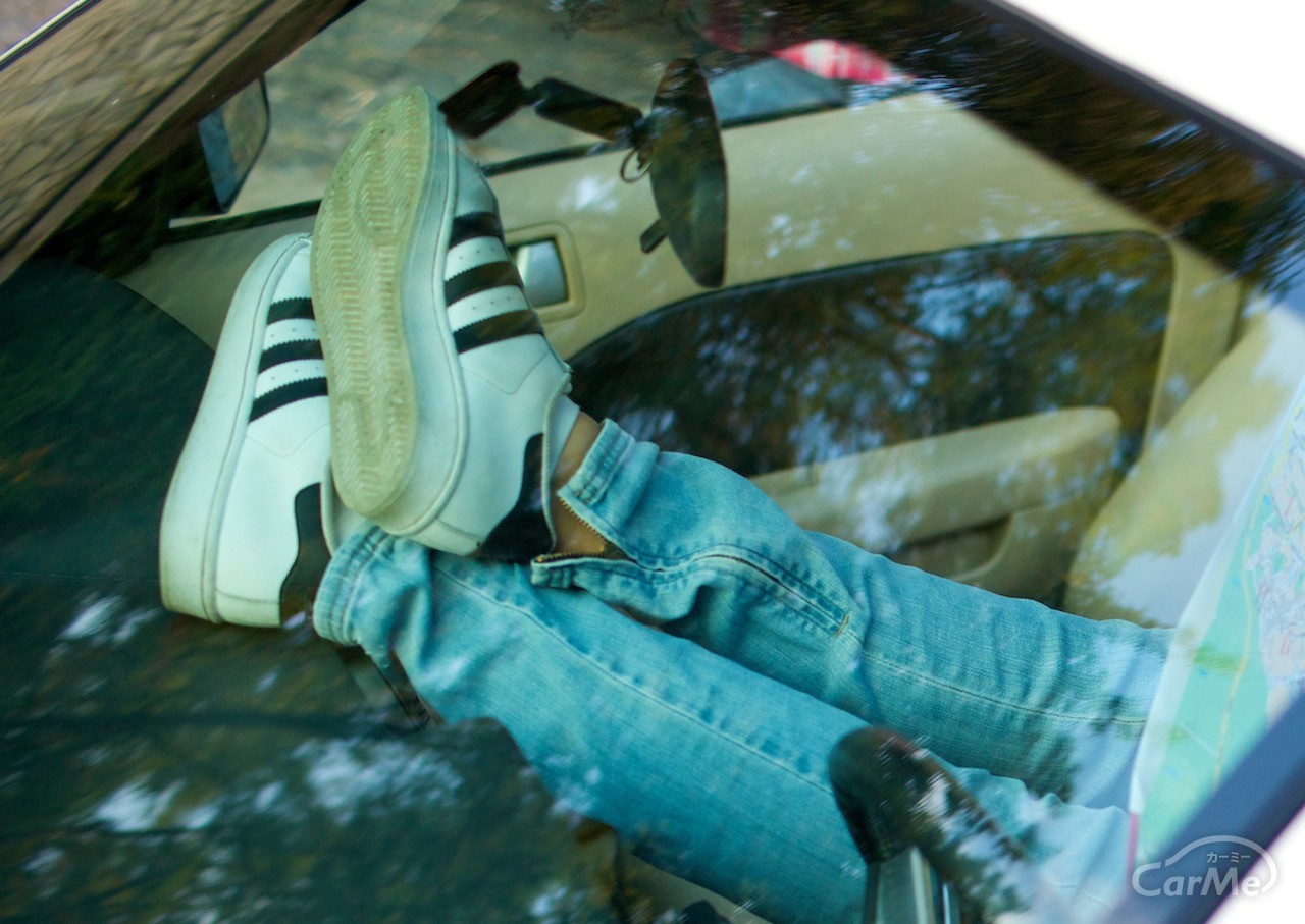 足を投げ出すのは道交法違反 助手席の人がダッシュボードに足を乗せていると取締り対象に By 車選びドットコム